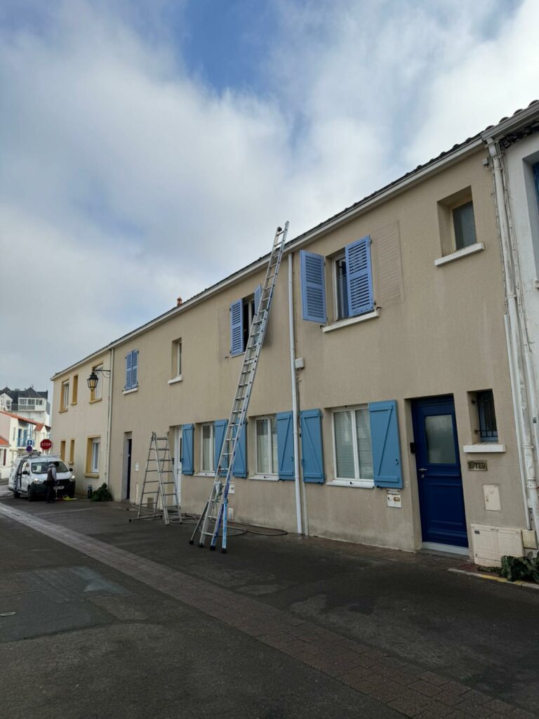Intervention échelle — façade volets bleus — Dethière Énergie France